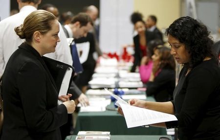 　３月２日、２月のＡＤＰ全米雇用報告によると、民間部門雇用者数は２１万４０００人増加した。写真はワシントンで開催された就職フェアの様子。（２０１６年　ロイター／Gary Cameron）