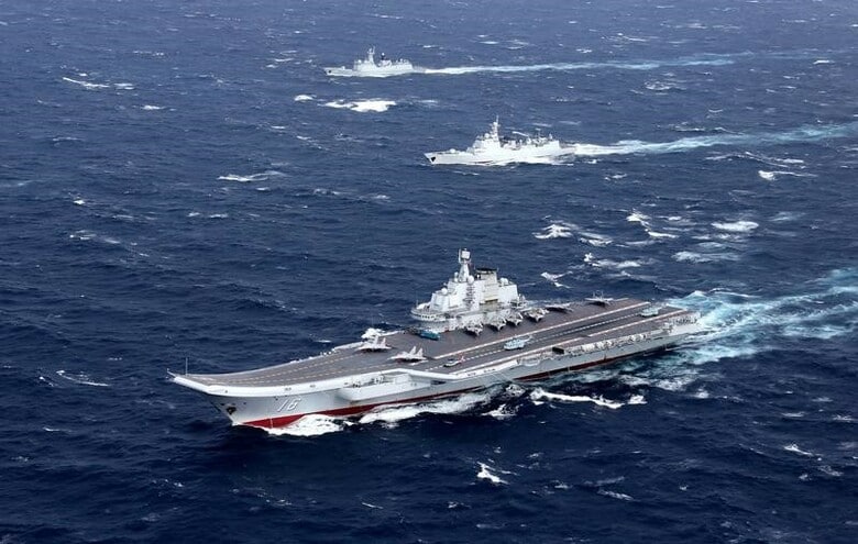 　１月３１日、中国山東省の現地メディアは、中国初の国産空母「山東」の建造が進み、外観が明らかになってきたと伝えた。写真は中国が保有した初代空母の「遼寧」。南シナ海で撮影。第三者提供写真（２０１７年　ロイター）