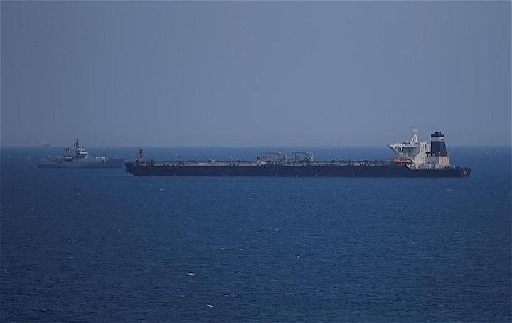 複数の米当局者によると、イランの革命防衛隊のものとみられる小型船5隻が10日、ホルムズ海峡付近で英国の石油タンカーに接近し、イラン領海付近で停船するよう指示した。英海軍の船が警告を発すると撤退したという。写真は英海兵隊によってジブラルタル沖で拿捕された大型タンカー。4日撮影（2019年　ロイター／Jon Nazca）