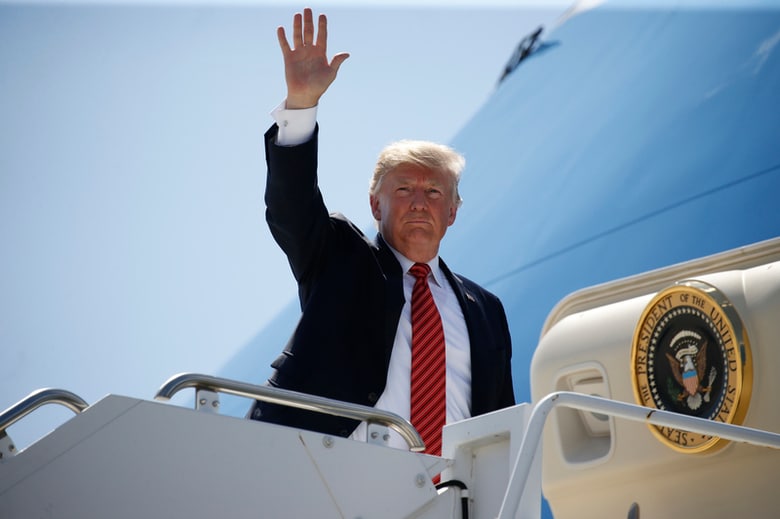 ８月２３日、トランプ米大統領が、メキシコとの国境の壁建設の財源確保のためなら連邦政府機関閉鎖も辞さない構えを示したことで、９月に２つの重要法案（歳出予算法案と債務上限引き上げ法案）が議会を通過するのかどうか予断を許さなくなってきた。写真は２２日、米アリゾナ州を出発するトランプ氏（２０１７年　ロイター/Joshua Roberts）