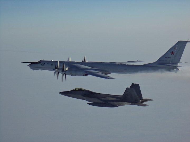 アラスカ沖上空でロシアのTu-142対潜哨戒機を、米軍のF-22ステルス戦闘機などがインターセプト（3月9日）　NORTH AMERICAN AEROSPACE DEFENSE COMMAND
