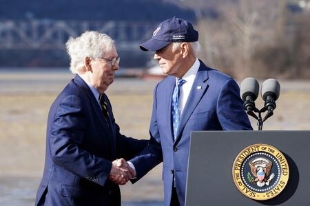 　７月２８日、米上院共和党トップのマコネル院内総務（写真左）が今週、記者会見中に突然黙り込む場面があり、米国の有力政治家が他の民主主義国の指導者よりもはるかに高齢であることが改めて浮き彫りになった。写真右はバイデン大統領。１月、オハイオ州ブレントスペンス橋で撮影（２０２３年　ロイター/Kevin Lamarque）