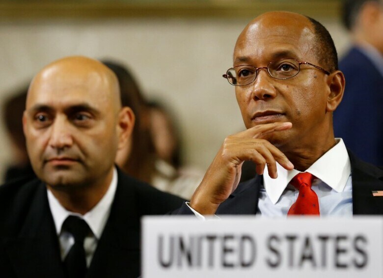 ２月６日、米国のロバート・ウッド軍縮大使（写真右）は、北朝鮮はあと数カ月で核弾頭装備の弾道ミサイルによる米国攻撃が可能になるとの見方を示し、同国の核兵器開発プログラムを止めるべきだと主張した。ジュネーブで２０１７年８月撮影（２０１８年　ロイター/Denis Balibouse）