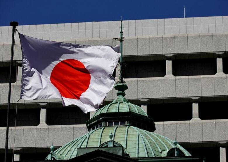 写真は日銀本店と日本国旗。2024年3月、東京で撮影。REUTERS/Kim Kyung-Hoon