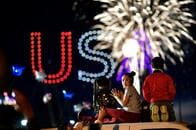 アメリカ大統領選挙､バイデン支持者らが街頭で勝利祝う、トランプ派は激戦州でデモ