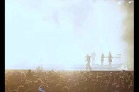 【動画】サブリナ・カーペンター、「胸」に花火が直撃か...演出を知らされず？ ハプニングに慌てる様子に心配の声