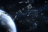 宇宙にまき散らされたスペース・デブリ、中国が「凧あげ」型の新装備で回収成功