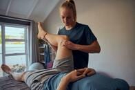 仰向けで、ひざ裏がベッドから浮く人は注意...「ひざの痛み」をもたらす「圧迫」