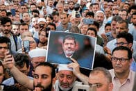 エジプトの元大統領モルシの突然死に、トルコのムスリムたちが集結