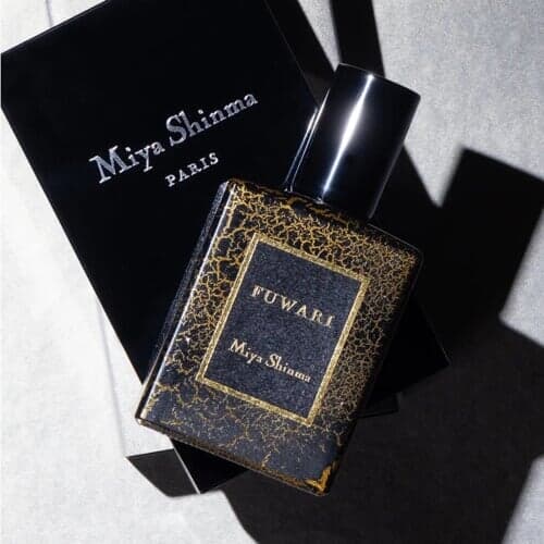 新間美也さんの香水「FUWARI」のパッケージ