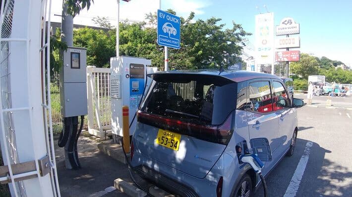 ホームセンターで充電する日産サクラ