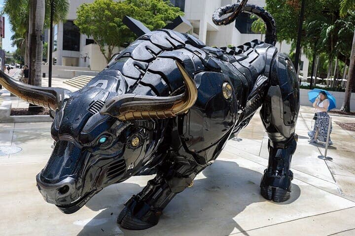 マイアミに設置された「マイアミ・ブル」