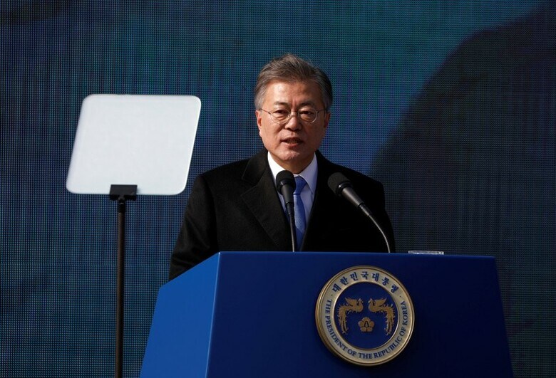 ３月１日、韓国の文在寅（ムン・ジェイン）大統領（写真）は、抗日運動記念日「3.1節」の記念式典で演説し、日本は従軍慰安婦問題が解決したと宣言できる立場にないとの見解を示した。写真はソウルで撮影（２０１８年　ロイター／Kim Hong-Ji）