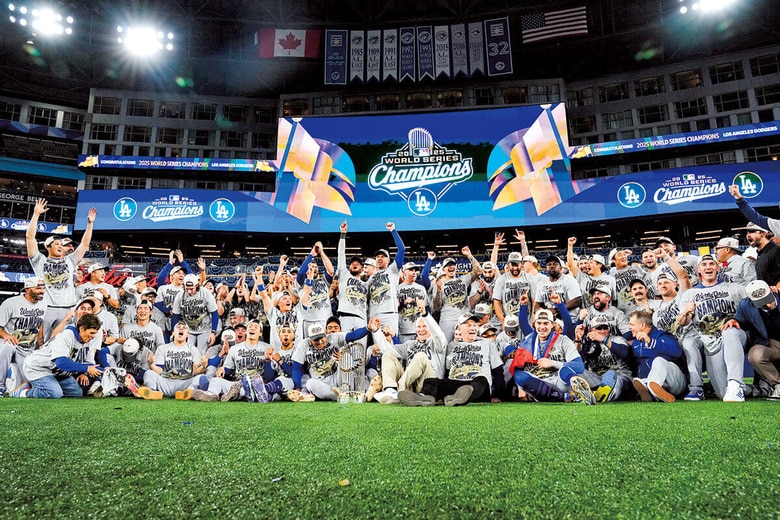 第7戦・延長11回の激闘を最高の笑顔で締めくくる（11月1日、ロジャーズ・センター、トロント）　ERICK W. RASCOｰSPORTS ILLUSTRATED/GETTY IMAGES