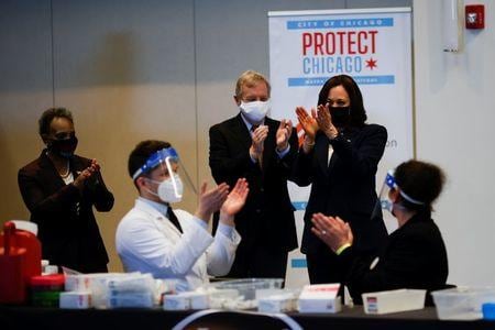 バイデン米大統領は今月１９日から国内の１８歳以上の全成人が新型コロナウイルスワクチンの接種を受けられるようになると発表した。ワクチン接種計画が順調に進む中、従来目標の５月１日から約２週間前倒しした。写真は同日、イリノイ州シカゴのワクチン接種センターを訪れるハリス副大統領（２０２１年　ロイター／Carlos Barria）