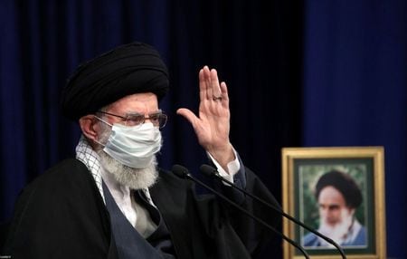 イランの最高指導者ハメネイ師は２２日、核活動を巡る米国の圧力に決して屈しないと述べ、必要に応じてウラン濃縮度を最大６０％に引き上げる可能性があると述べた。１７日撮影（２０２１年　ロイター）Iran\'s Supreme Leader Ayatollah Ali Khamenei wears a mask during a virtual speech, in Tehran, Iran February 17, 2021. Official Khamenei Website/Handout via REUTE