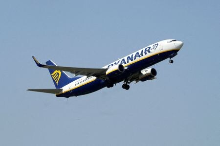 　５月９日、アイルランドに本拠を置く欧州格安航空会社ライアンエアは、米ボーイングから最大３００機の「７３７ＭＡＸ１０」を購入する契約に正式調印した。写真は２０２２年７月、ラトビアのリガ国際空港で撮影したライアンエアのボーイング７３７－８ＡＳ（２０２３年　ロイター／Ints Kalnins）
