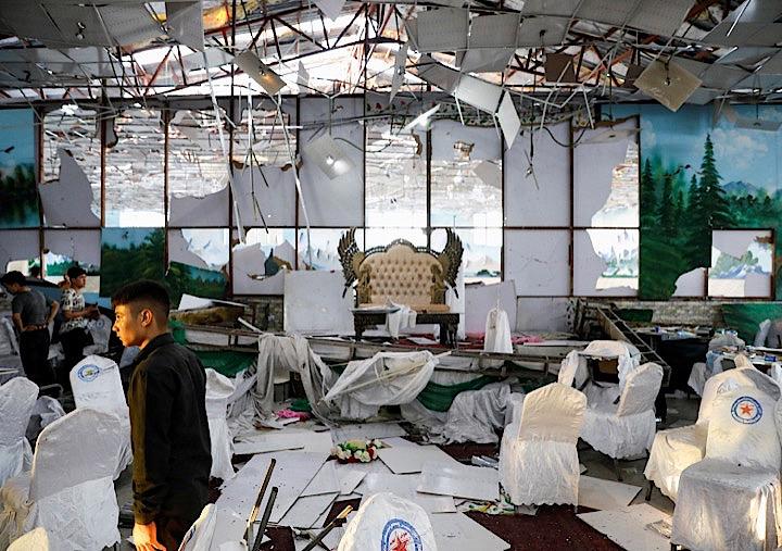 アフガニスタンの首都カブールにある結婚式場で17日夜、自爆犯の襲撃で63人が死亡した事件で、過激派組織「イスラム国」（IS）は18日に犯行声明を出した。写真は自爆テロのあった結婚式　 Ismail - REUTERS