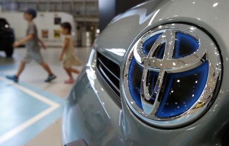 　１０月１３日、トヨタ自動車はハイブリッド車（ＨＶ）の新型「プリウス」の国内発売時期を、１２月予定と発表した。写真は都内で昨年８月撮影（２０１５年　ロイター/Yuya Shino）