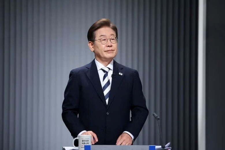 ５月２６日、韓国大統領選（６月３日投開票）の最有力候補である革新系野党「共に民主党」の李在明氏（写真）はフェイスブックのメッセージで、当選したら軍事ホットラインを含め、北朝鮮との意思疎通回復を図ると表明した。写真は２３日、ソウルで代表撮影（２０２５年　ロイター）