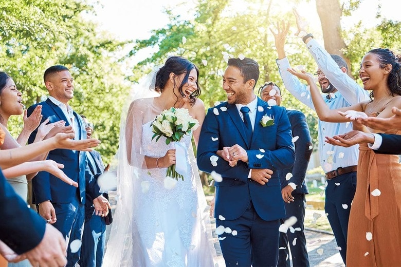 マイクロウエディングが人気になる一方、豪華セレモニーも復活して挙式スタイルは百花繚乱　PEOPLEIMAGES/ISTOCK