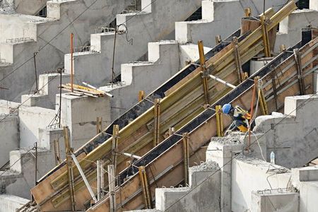 ８月１６日、インドネシアのジョコ・ウィドド大統領は、２０２５年予算案を提出した。財政赤字はＧＤＰ比２．５３％と見込んだ。写真はジャカルタの建設現場で２０２１年９月撮影（２０２４年　ロイター／Ajeng Dinar Ulfiana）
