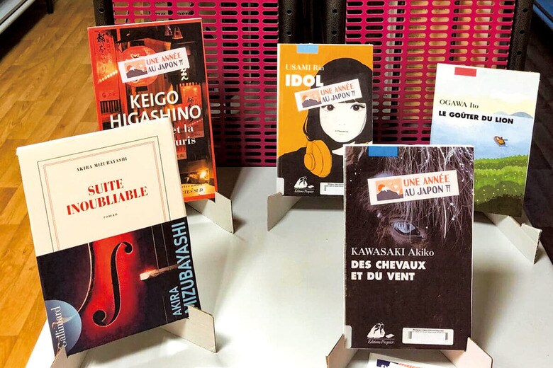 （左から）「エスカパド文学賞」候補の水林章『<i>Suite inoubliable</i>（忘れがたき組曲）』、東野圭吾『白鳥とコウモリ』、宇佐見りん『推し、燃ゆ』、河﨑秋子『颶風（ぐふう）の王』、小川糸『ライオンのおやつ』　COURTESY OF CATHY PESTY, PRIX ESCAPADES