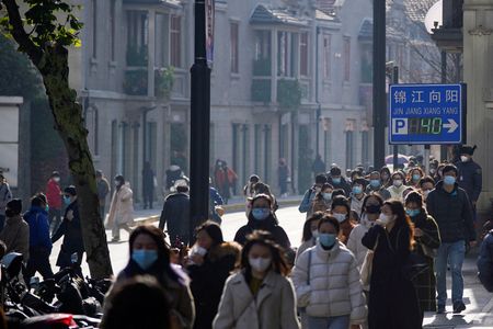 　中国の指導部は今月開く中央経済工作会議で、成長を下支えするとともに新型コロナウイルス抑制策の急転換で生じた混乱を和らげるため、追加の刺激策を打ち出す可能性が高いとみられている。上海で１２月１３日撮影（２０２２年　ロイター/Aly Song）