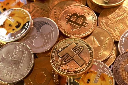 写真は暗号資産（仮想通貨）のイメージ。9月撮影。REUTERS/Dado Ruvic