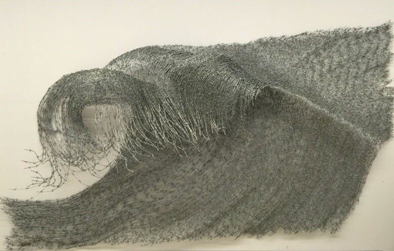 造形芸術家アブドルラフマン・カタナーニの作品で、有刺鉄線でつくった波（本人提供）