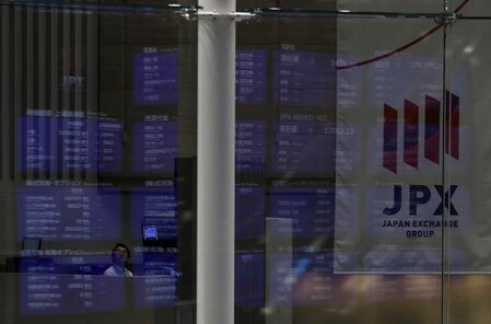 　７月９日、前場の東京株式市場で、日経平均株価は前営業日比２７５円６０銭高の２万２０６３円７４銭となり、大幅に続伸した。写真は東京証券取引所で２０１５年８月撮影（２０１８年　ロイター／Yuya Shino）
