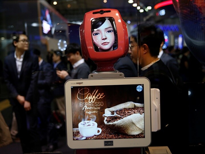 AIを搭載した韓国SKテレコム製のサービスロボット（2月28日、スペインのバルセロナで開催された国際見本市）Paul Hanna-REUTERS