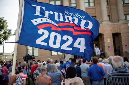 　トランプ前米大統領は、ペンシルベニア州で１３日開かれた集会で銃撃を受けたことについて「ようやく実感が湧いてきた」と振り返った。写真は１４日、トランプ氏支持者の集会で撮影（２０２４年　ロイター/Sergio Flores）