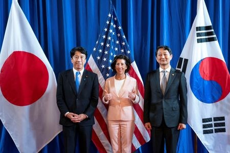 　日米韓３カ国は６月２６日、米ワシントンで商務・産業相会合を開き、ガリウムや黒鉛を含む重要鉱物や半導体の調達網強化に向けて協力していくことで一致した。
