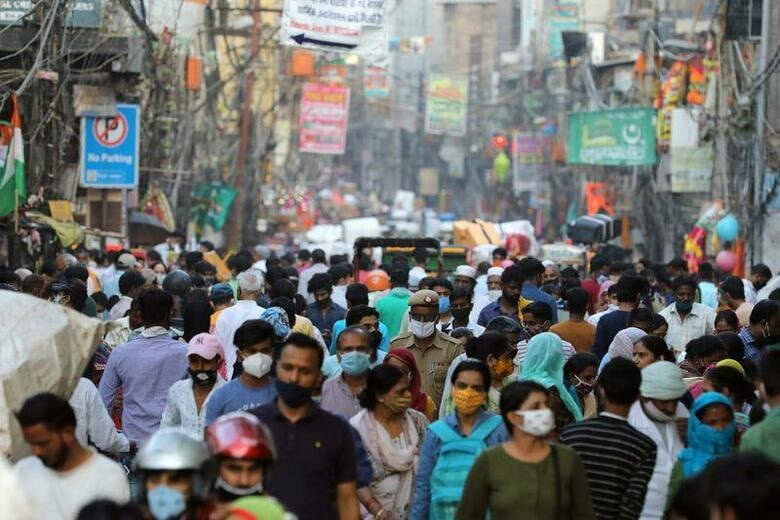 インド政府の専門委員会は１９日、来年２月までに同国の人口１３億人の少なくとも半数が新型コロナウイルスに感染する公算が大きいとの見通しを示した。デリーで１９日撮影（２０２０年　ロイター/ANUSHREE FADNAVIS）