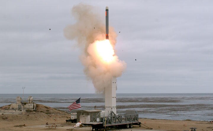 8月18日にカリフォルニア州サンニコラス島で行われた地上発射型巡航ミサイルの実験　U.S. Department of Defense - REUTERS