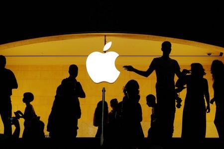 １５日午前の市場で、米アップルの株価が２．５％上昇し、史上最高値を更新した。２０１８年８月撮影（２０２４年　ロイター/Lucas Jackson）