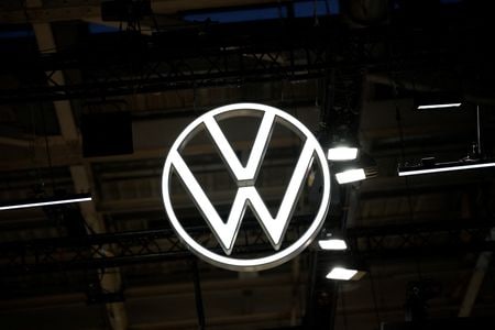 ドイツ自動車大手フォルクスワーゲン（ＶＷ）と同国最大の産業別労働組合ＩＧメタルは今月３０日から、国内工場の閉鎖計画などを巡る２回目の交渉を開始する。パリ自動車ショーで１４日撮影。（2024年　ロイター/Benoit Tessier）
