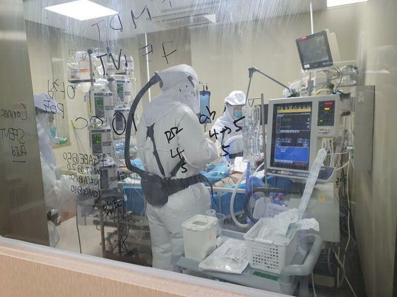 新型コロナウイルス感染第3波の韓国では、医療逼迫（ひっぱく）への懸念から輸送用コンテナを改造した病床の増設を急いでいる。提供写真（2020年　ロイター／Hallym Sacred Heart Hospital ECMO Center）