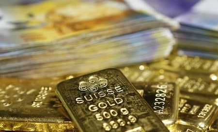 　１２月２４日、ドイツ連邦銀行（中央銀行）のワイトマン総裁は同国の金準備について、今年は計画を上回る量を国外から回収したと明らかにした。写真は金板。２０１４年１１月オーストリア・ウィーンで撮影（２０１６年　ロイター／Leonhard Foeger）