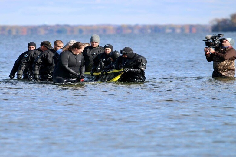 メンドタ湖で、太古に沈んだカヌーを引き上げる様子　Dean Witter/Wisconsin Historical-REUTERS