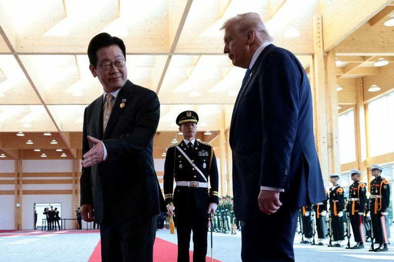 写真は韓国の李在明大統領（左）とトランプ米大統領。２０２５年１０月、韓国・慶州で撮影。REUTERS/Evelyn Hockstein