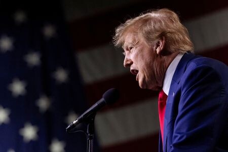 　米連邦最高裁判所は５日、１１月の大統領選に向けた西部コロラド州の共和党予備選へのトランプ前大統領（写真）の出馬を認めないとした同州最高裁判断の是非について審理することを決定した。米ネバダ州リノで昨年１２月撮影（２０２４年　ロイター/Carlos Barria）