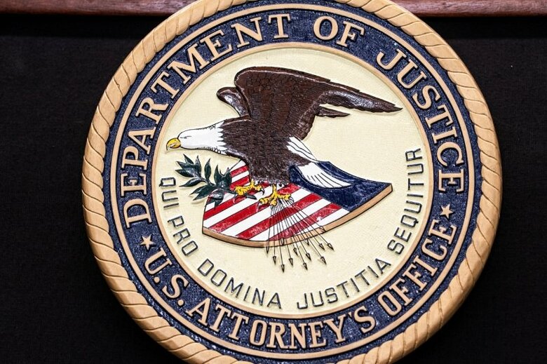 写真は米司法省の紋章。4月22日、米ワシントンで撮影。REUTERS/Nathan Howard