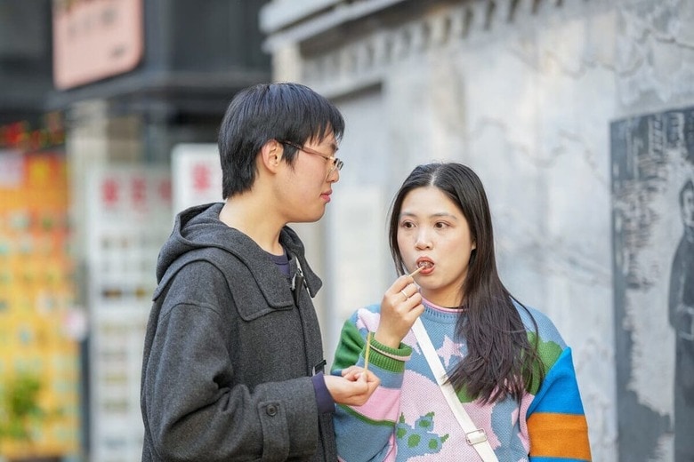 上海虹口区でスイーツを食べる若い中国人夫婦　STUDIO POLARIS-Shutterstock