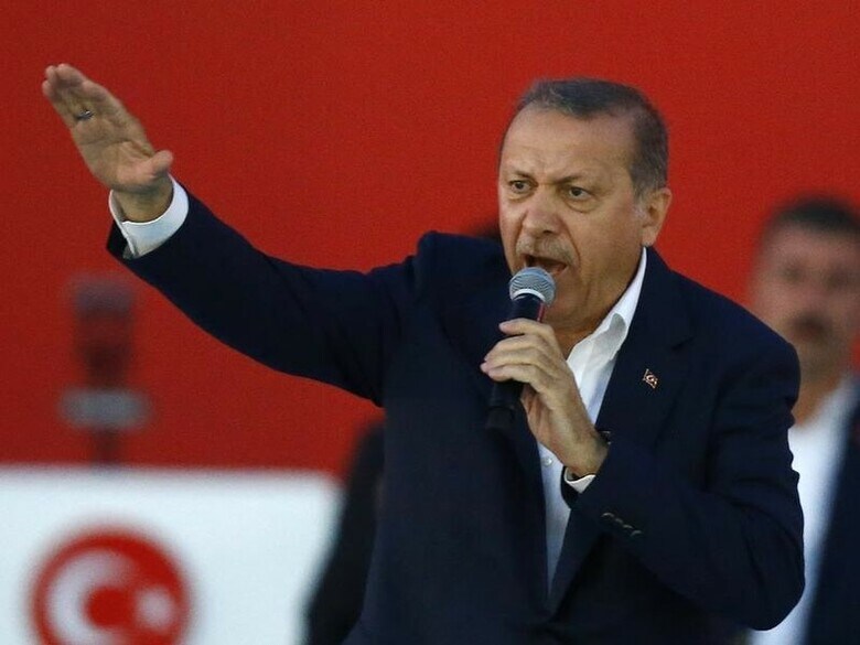８月７日、トルコのエルドアン大統領は、９日に予定されているプーチン・ロシア大統領との会談について、両国関係に新たな「ページ」を開くとの見通しを示した。この日公表されたタス通信とのインタビューで述べた。写真はイスタンブールで撮影（２０１６年　ロイター/Osman Orsal）