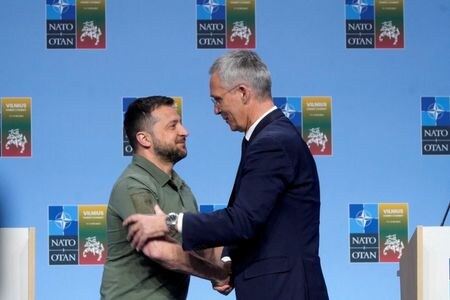 ウクライナのゼレンスキー大統領（左）は、ＮＡＴＯ首脳会議の結果は良好としつつも、「ウクライナが加盟招待を受けていれば理想的だった」という認識を示した。１２日、ビリニュスで撮影（２０２３年　ロイター／Ints Kalnins）