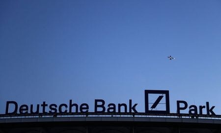 ドイツ銀行が２８日発表した第１・四半期決算は純損益が前年同期から黒字に転じ、市場予想を上回った。写真は、同行のロゴ。２０２０年８月２０日にフランクフルトで撮影。（２０２１年　ロイター／Kai Pfaffenbach）
