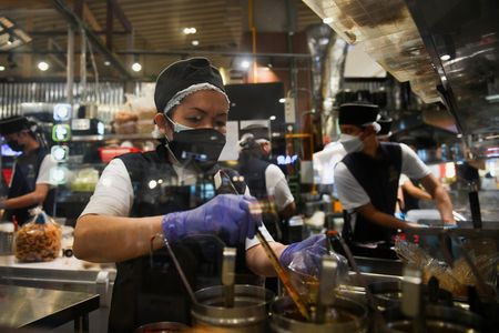 2021年9月、タイのバンコクにある飲食店で撮影（２０２５年　ロイター/Chalinee Thirasupa）