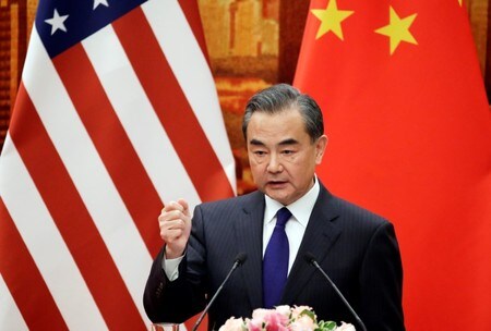 　７月３０日、中国の王毅国務委員兼外相（写真）は、米国との二国間の貿易摩擦について、中国の対話への窓口は引き続き開いていると述べた。また中国は貿易戦争を望んでいないと改めて強調した。北京で６月撮影（２０１８年　ロイター／Jason Lee）